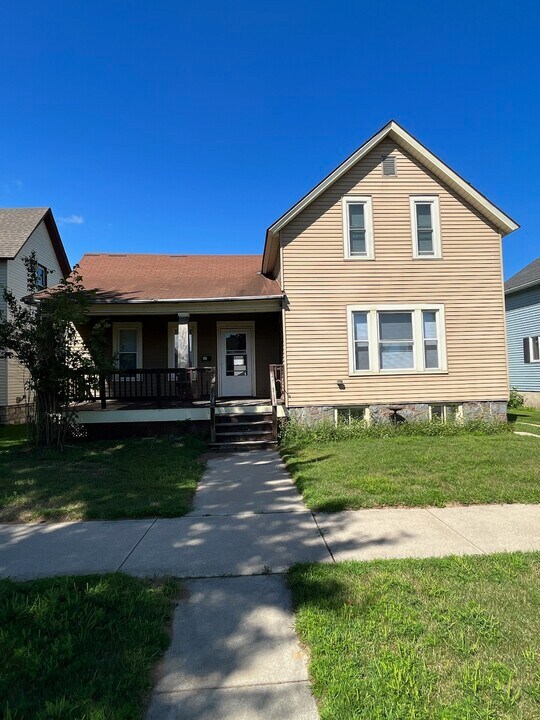 712 Terrace Ave in Marinette, WI - Foto de edificio