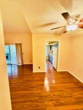 4717 W Lake Sammamish Pky SE, Unit C305 in Issaquah, WA - Building Photo - Building Photo