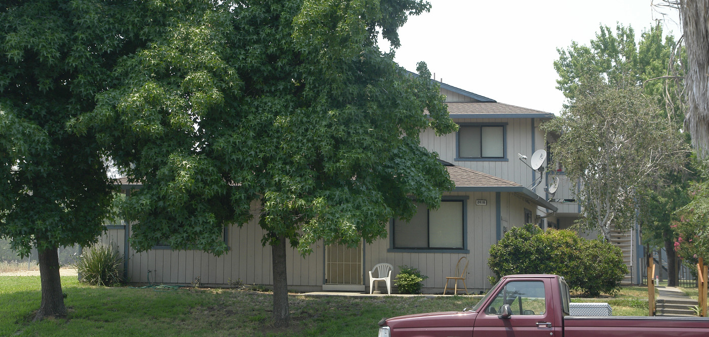 2416 L St in Antioch, CA - Building Photo