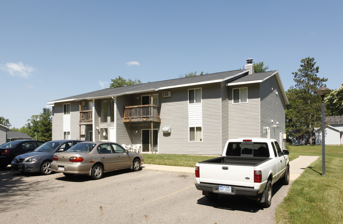 East End Apartments in Leslie, MI - Building Photo