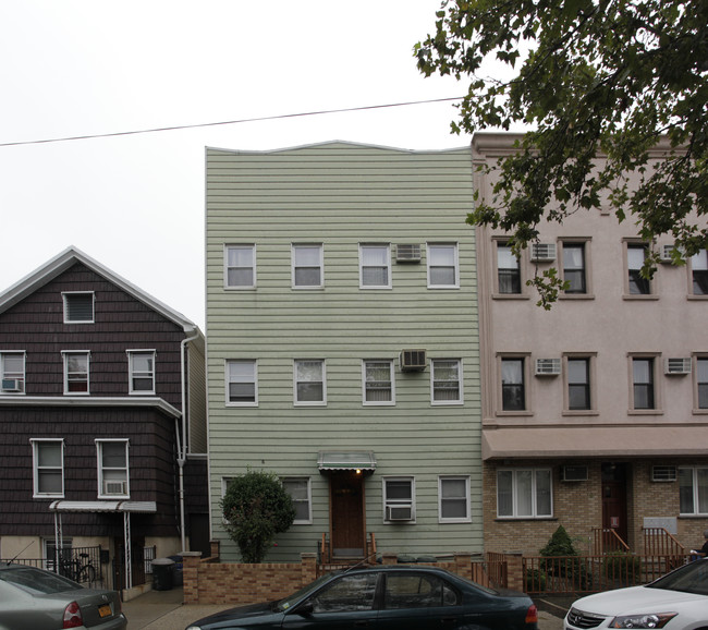 135 Devoe St in Brooklyn, NY - Building Photo - Building Photo