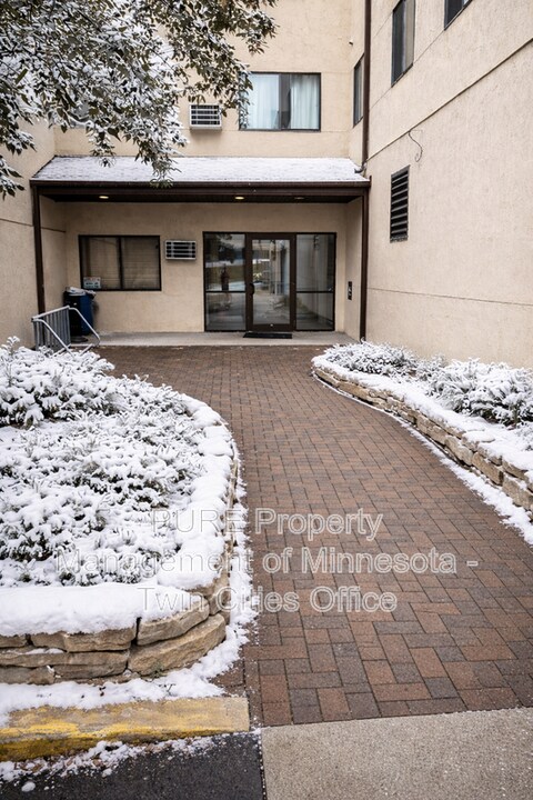 221 Grand Ave W in South St. Paul, MN - Building Photo