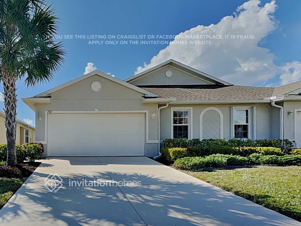 7521 W Lenox Cir in Punta Gorda, FL - Building Photo