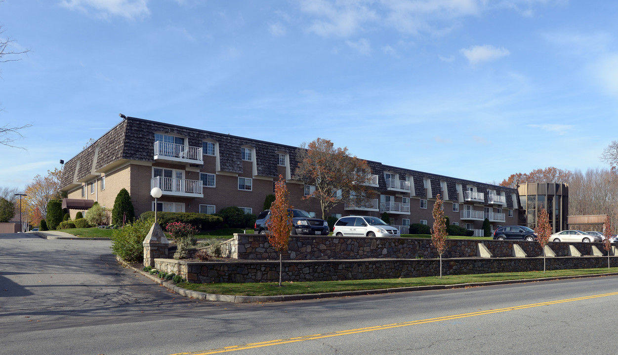 Chateau Sur Crest in Cranston, RI - Foto de edificio