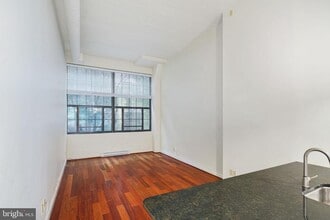 2429 Locust St in Philadelphia, PA - Foto de edificio - Building Photo