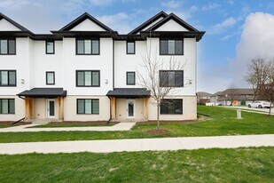 290 Kenneth Dr in Iowa City, IA - Building Photo