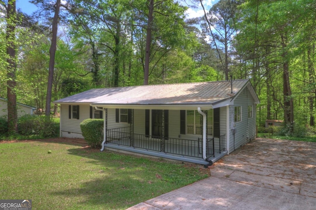 220 Pinehurst Dr in Stockbridge, GA - Building Photo