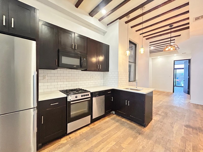 398 Crescent St. in Brooklyn, NY - Building Photo