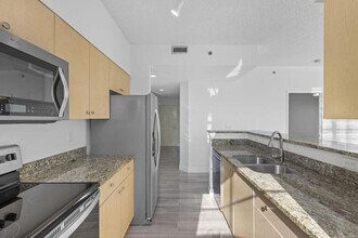 616 Clearwater Park Rd in West Palm Beach, FL - Foto de edificio - Building Photo