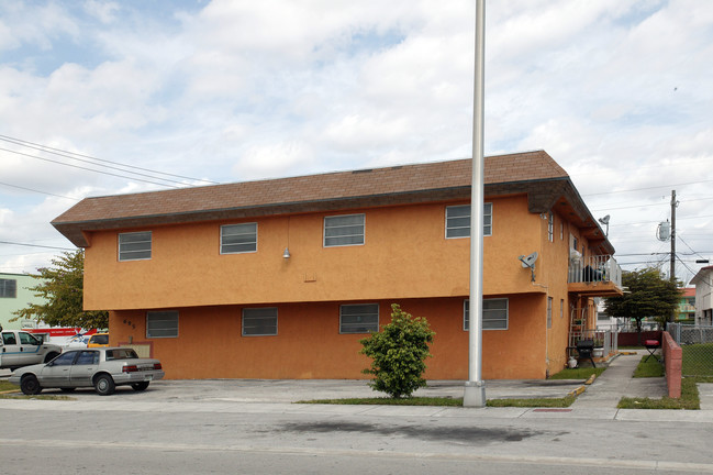 695 W 28th St in Hialeah, FL - Building Photo - Building Photo