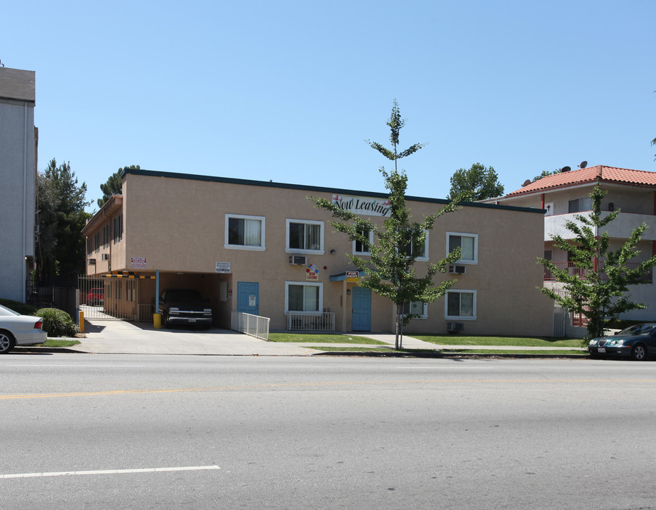 13750 Vanowen St in Van Nuys, CA - Foto de edificio