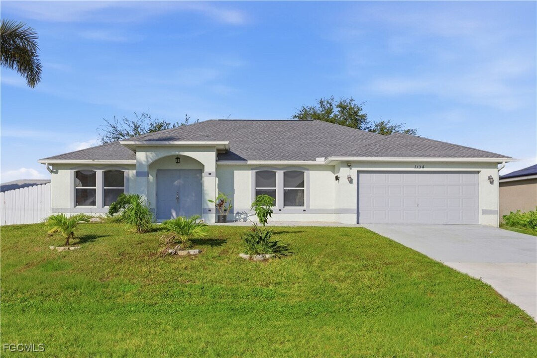 1134 NE 4th Pl in Cape Coral, FL - Building Photo