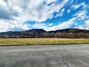 Marbleton Townhomes in Johnson City, TN - Building Photo - Interior Photo