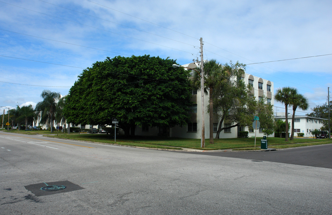 Key Plaza Apartments in St. Petersburg, FL - Building Photo