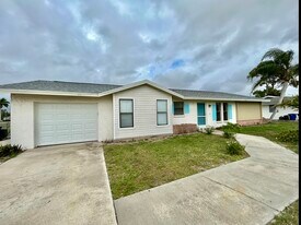 9149 Shaddock Rd E in Ft. Myers, FL - Building Photo
