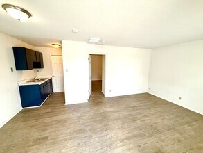 703 West Summit Ave in San Antonio, TX - Building Photo - Interior Photo