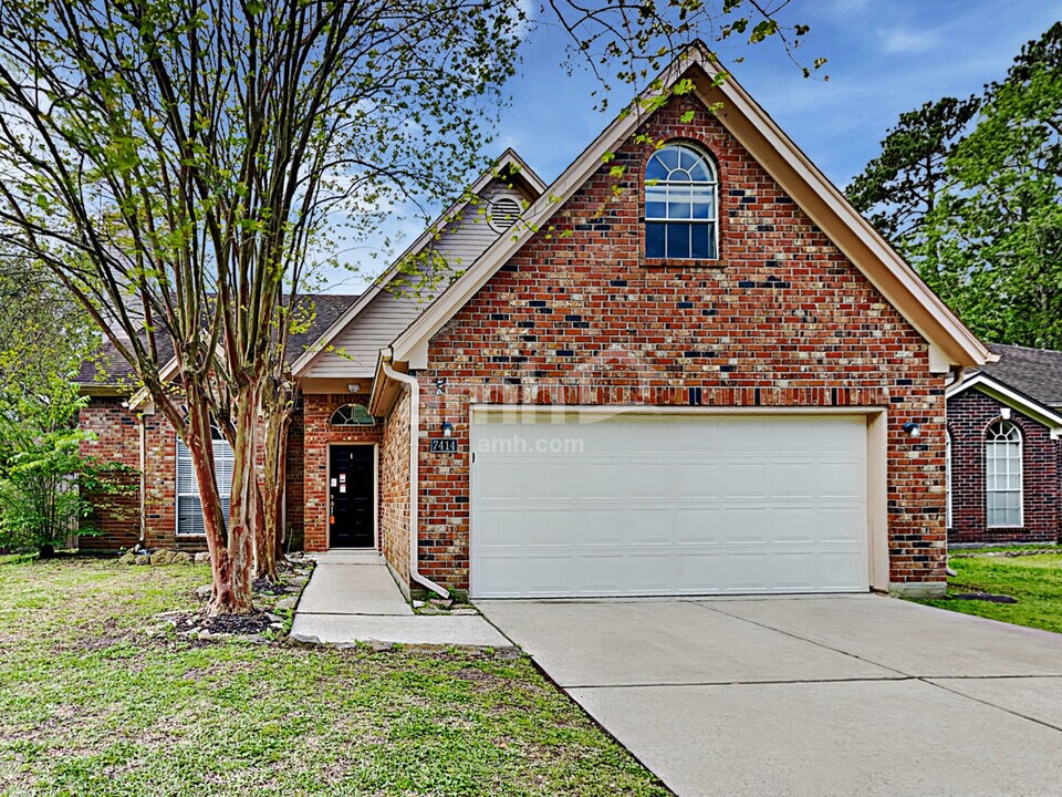 7414 Bluebird Bnd in Humble, TX - Foto de edificio