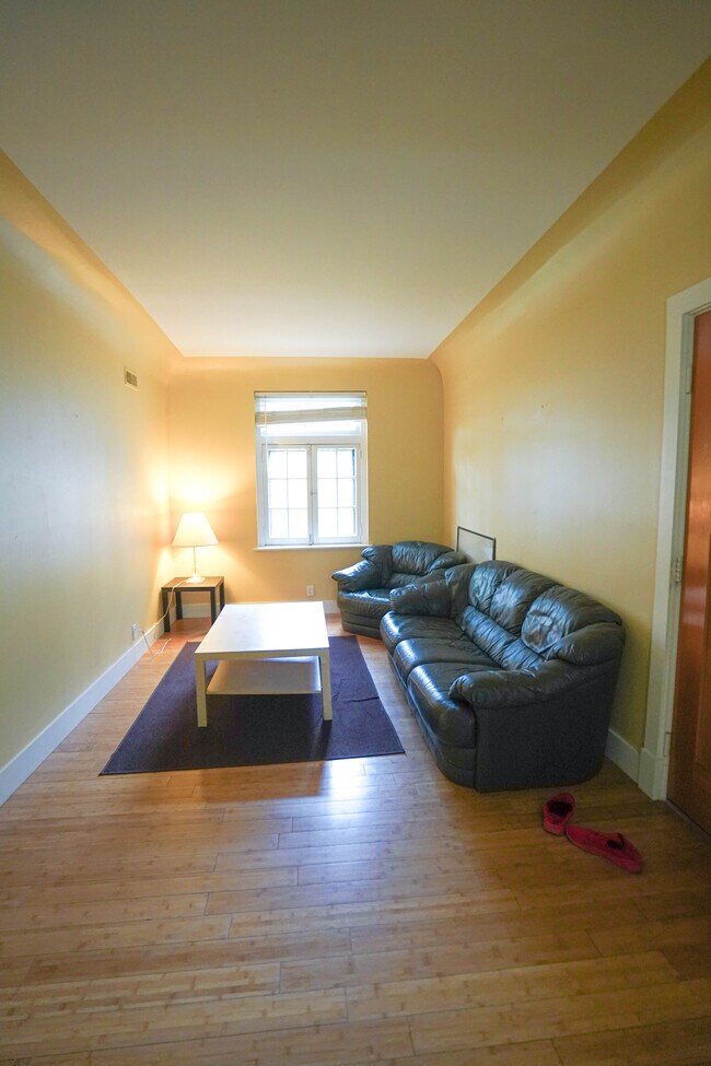 613 Westgate Ave, Unit B in University City, MO - Foto de edificio - Building Photo