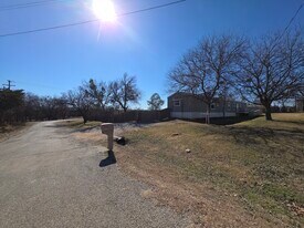 511 S California St in Henrietta, TX - Building Photo