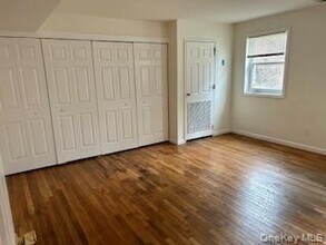 285 Artist Lake Dr in Middle Island, NY - Building Photo - Building Photo