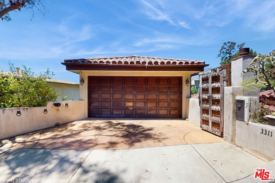 3311 Deronda Dr in Los Angeles, CA - Building Photo