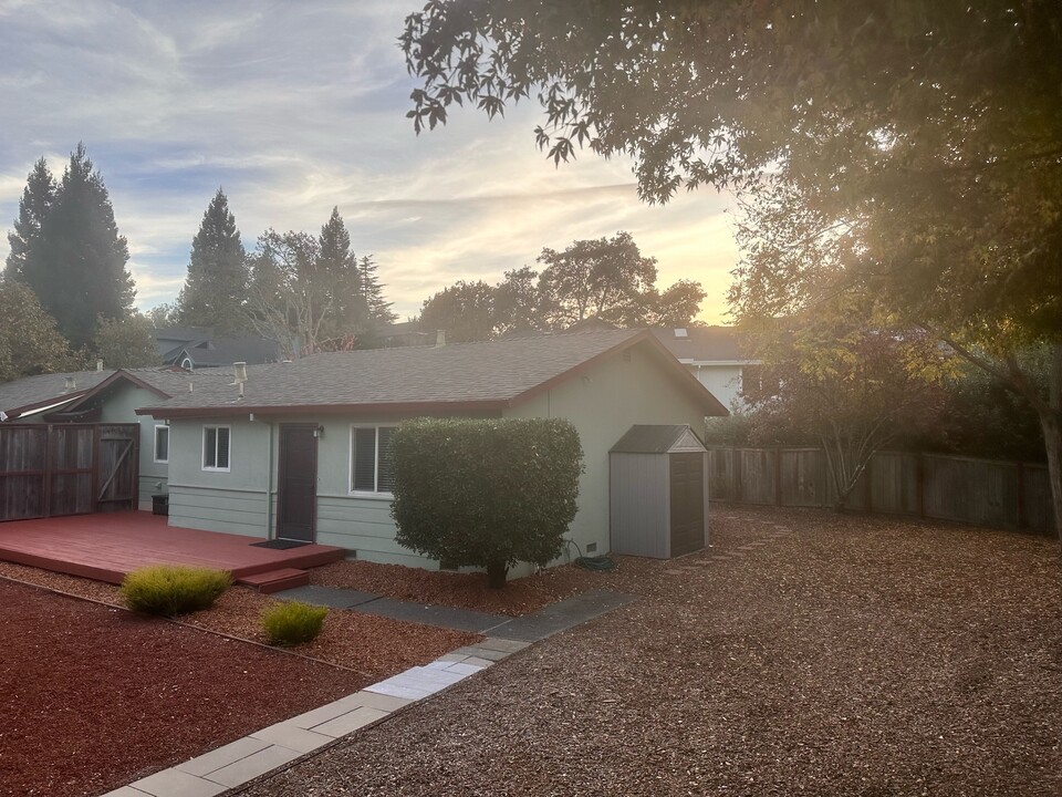 7540 Meadowlark Dr in Sebastopol, CA - Foto de edificio