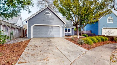 2135 Pebblewood Ct in Santa Rosa, CA - Building Photo - Building Photo