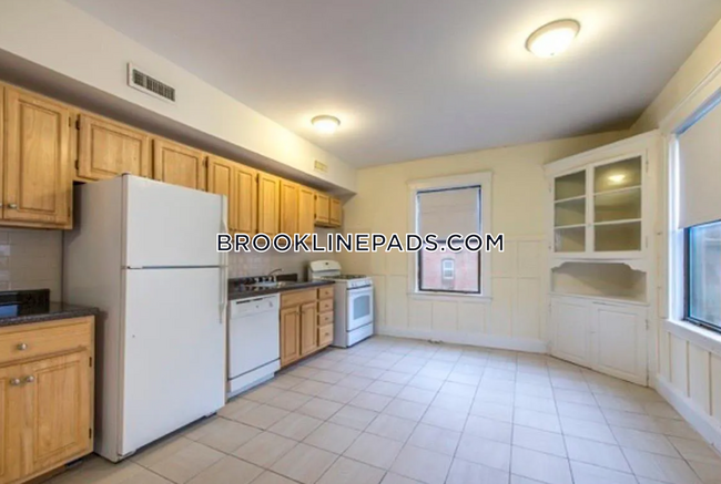 26 Hamilton Rd-Unit -2 in Brookline, MA - Foto de edificio - Building Photo