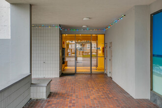 Edgewater Towers in New Westminster, BC - Building Photo - Building Photo