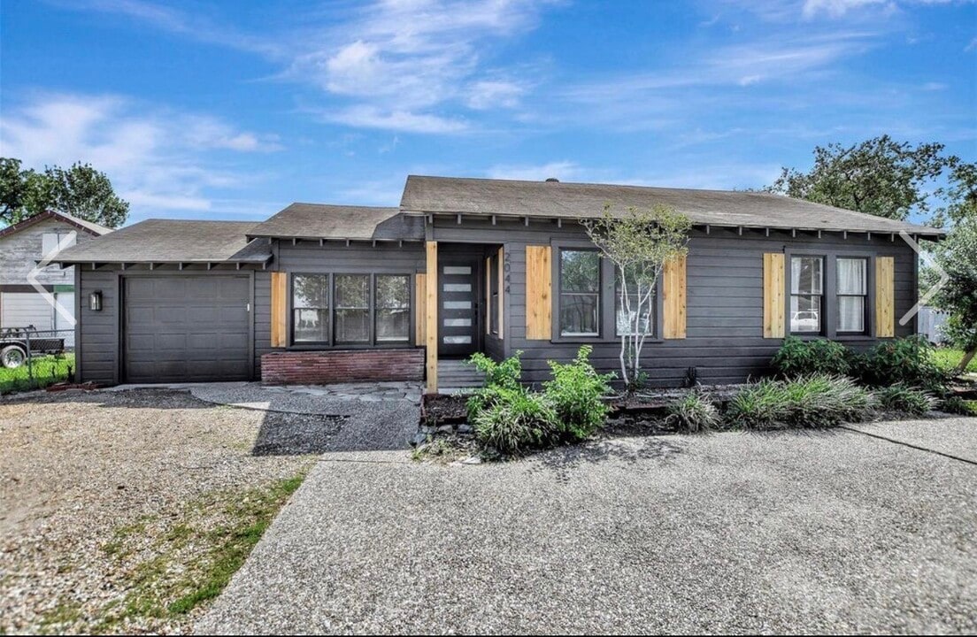 2044 Thonig Rd in Houston, TX - Building Photo