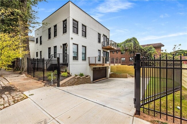 property at 564 Parkway Dr NE