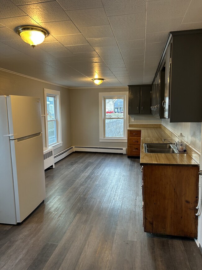 1551 Main St, Unit Apt 3 in Athol, MA - Foto de edificio - Building Photo