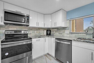2480 Presidential Way in West Palm Beach, FL - Building Photo - Building Photo
