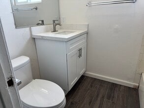 988 Valencia St, Unit 4 in Costa Mesa, CA - Building Photo - Building Photo