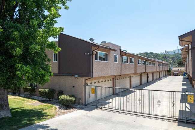 628 E Acacia Ave in Glendale, CA - Building Photo - Building Photo