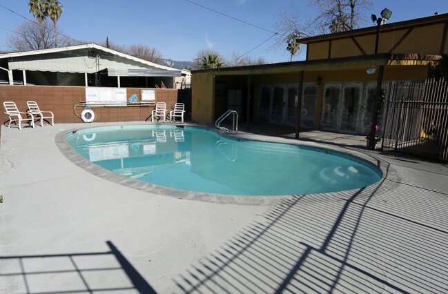 Lugo Courtyard in San Bernardino, CA - Foto de edificio - Building Photo