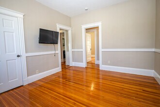 422 Trapelo Rd, Unit 2 in Belmont, MA - Building Photo - Building Photo