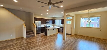 1044 Magnuson Way in Bremerton, WA - Building Photo - Building Photo