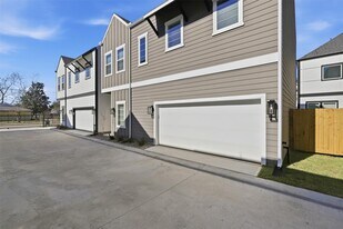 9912 A Clark Rd in Houston, TX - Building Photo