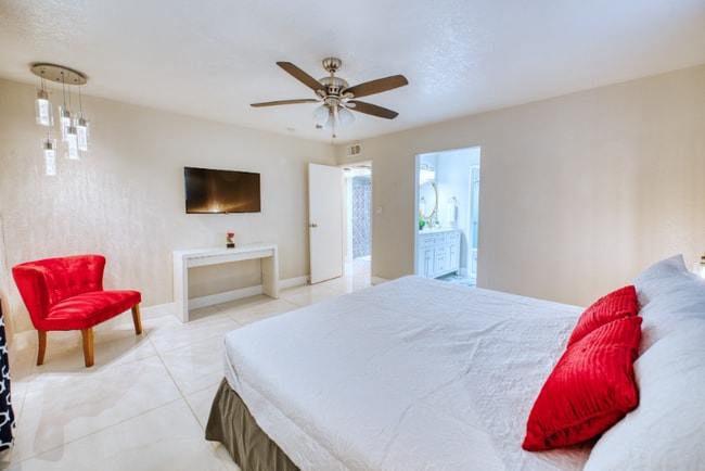 2659 E Vegas Valley Dr in Las Vegas, NV - Building Photo - Building Photo