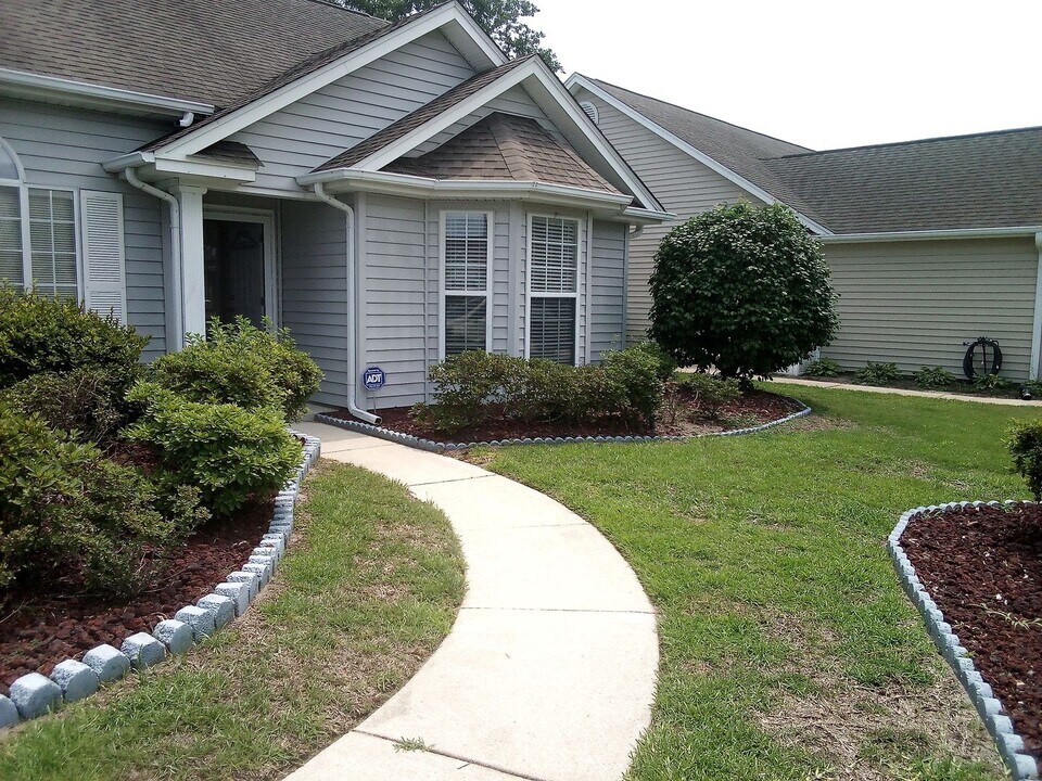 1618 Montclair Dr in Myrtle Beach, SC - Foto de edificio