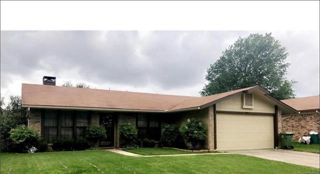 2304 Hollybush Ln in Bedford, TX - Building Photo