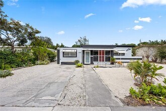 1525 NE 160th St in North Miami Beach, FL - Building Photo - Building Photo