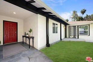 1805 Nichols Canyon Rd in Los Angeles, CA - Building Photo