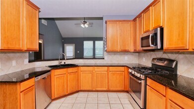 2931 Meadowglen Cove in Houston, TX - Foto de edificio - Building Photo