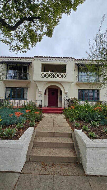 1288 N Los Robles Ave, Unit 1288 in Pasadena, CA - Foto de edificio