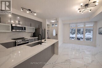 7 Brighton Pl in Vaughan, ON - Building Photo - Building Photo