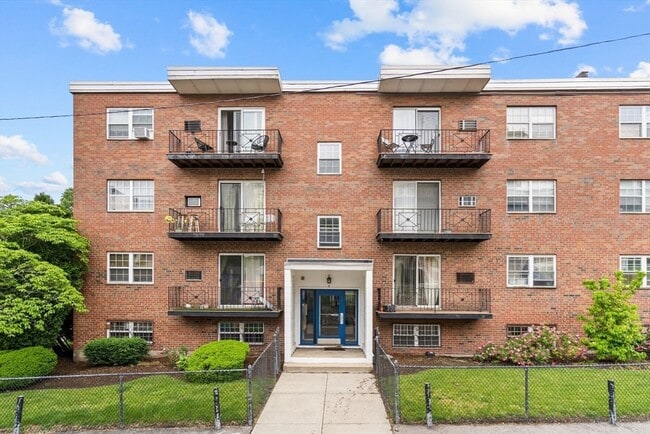 4 Robinwood Ave, Unit 2 in Boston, MA - Foto de edificio - Building Photo