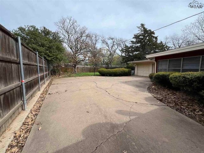 2406 Hampstead Ln in Wichita Falls, TX - Building Photo - Building Photo