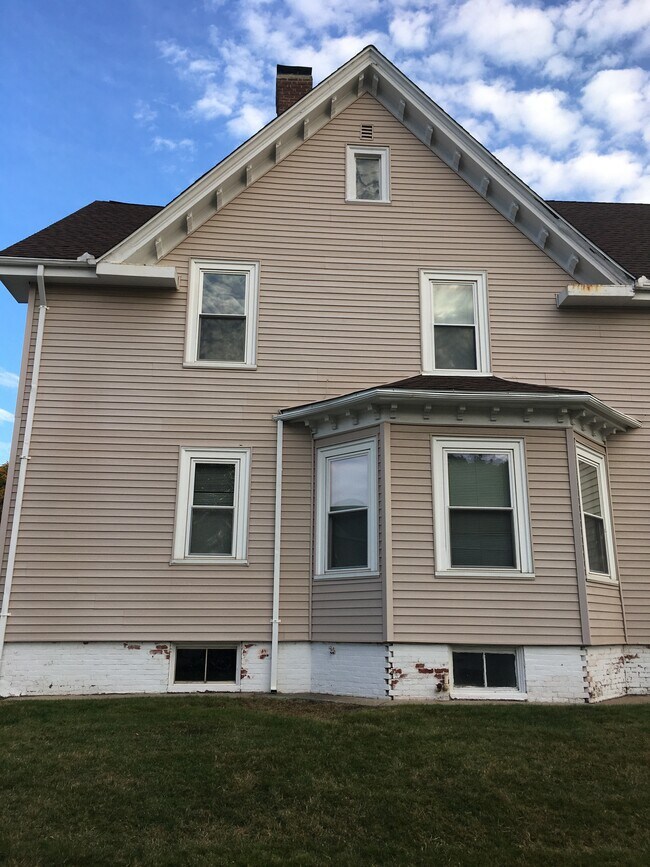67 Nichols St, Unit First floor in Cranston, RI - Foto de edificio - Building Photo
